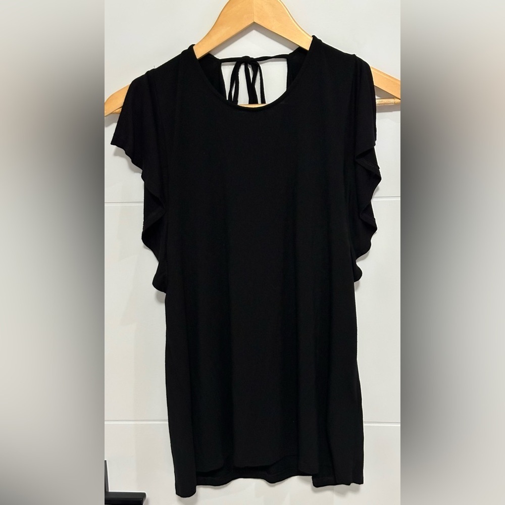 Reitman’s: Women’s Ruffle Sleeveless Top- Size Medium